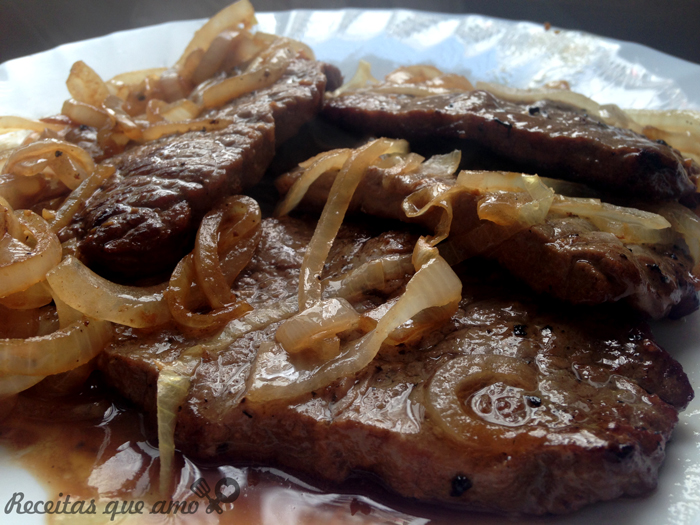 Como fazer bife acebolado