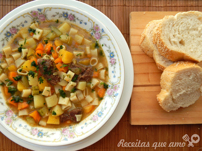 Sopa de carne com legumes