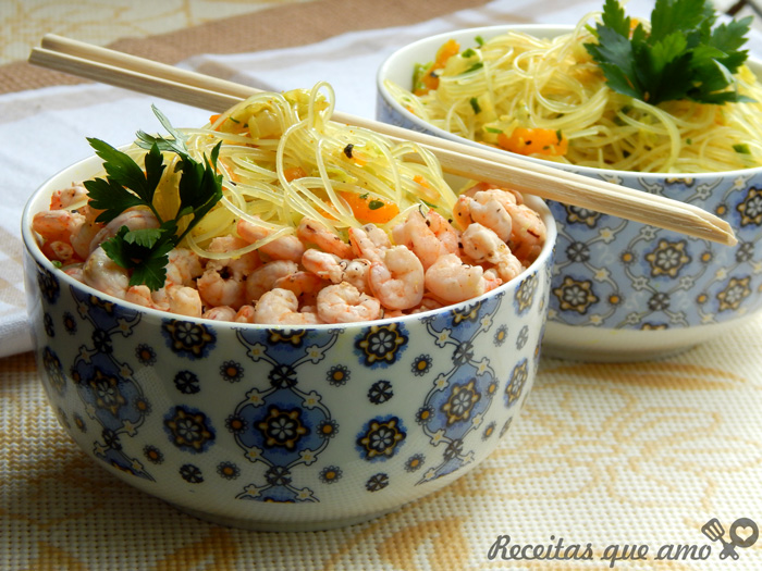 Bifum ao curry com vegetais e camarões