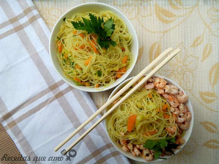 Bifum ao curry com vegetais e camarões