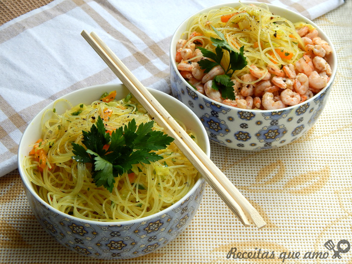 Bifum ao curry com vegetais e camarões