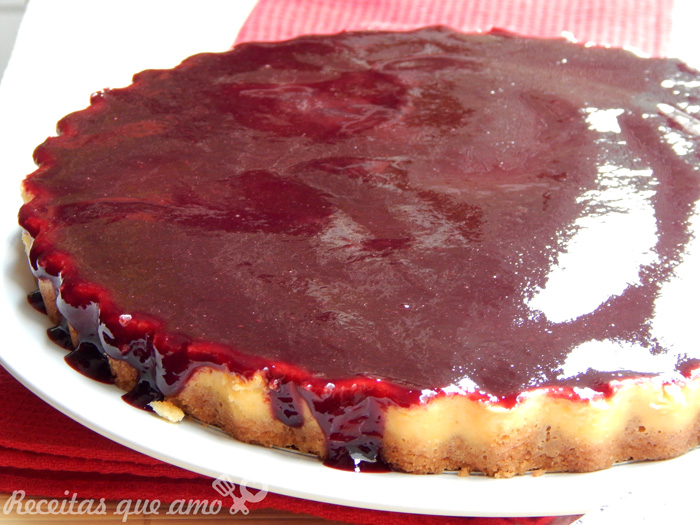 Cheesecake com calda de amora