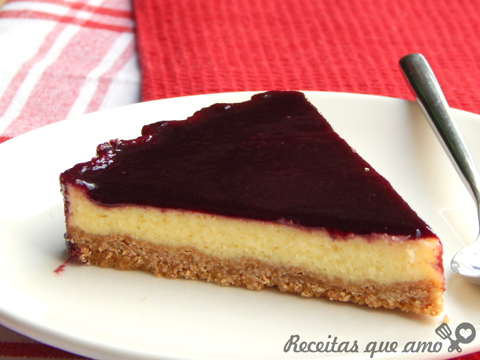 Cheesecake com calda de amora