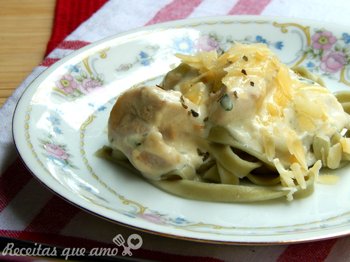 Massa ao molho alfredo com frango