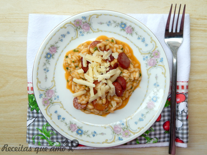 Risoto de calabresa com caldo de bacon caseiro