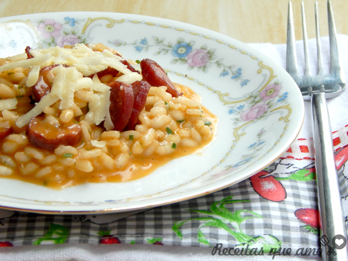 Risoto de calabresa com caldo de bacon caseiro