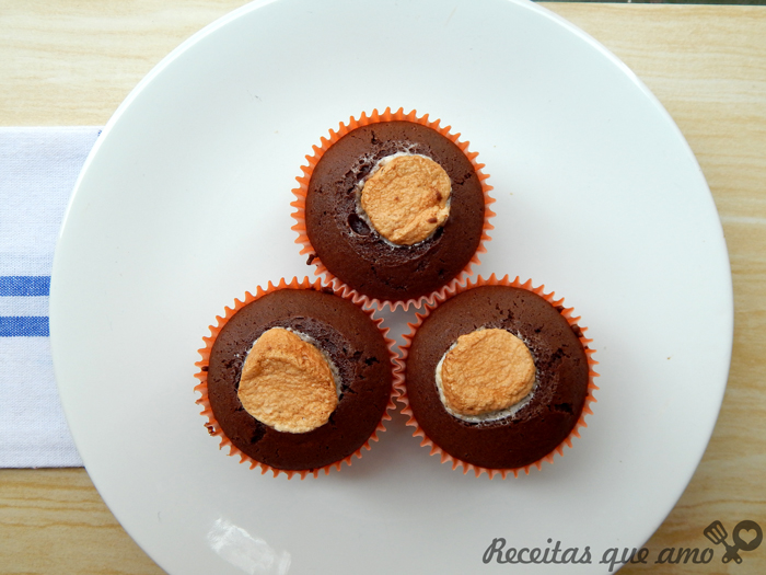 Cupcake de chocolate com marshmallow