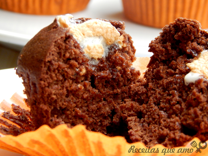 Cupcake de chocolate com marshmallow