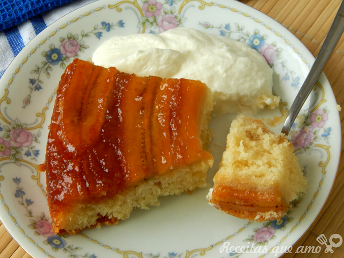 Bolo de banana caramelada