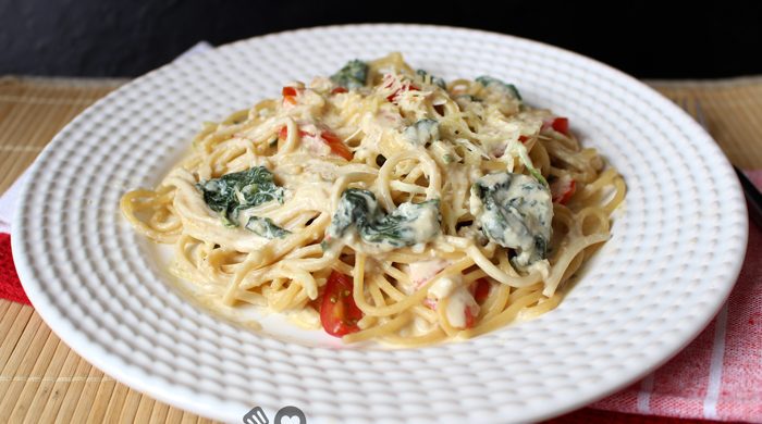 Massa ao molho Alfredo com espinafre e tomate