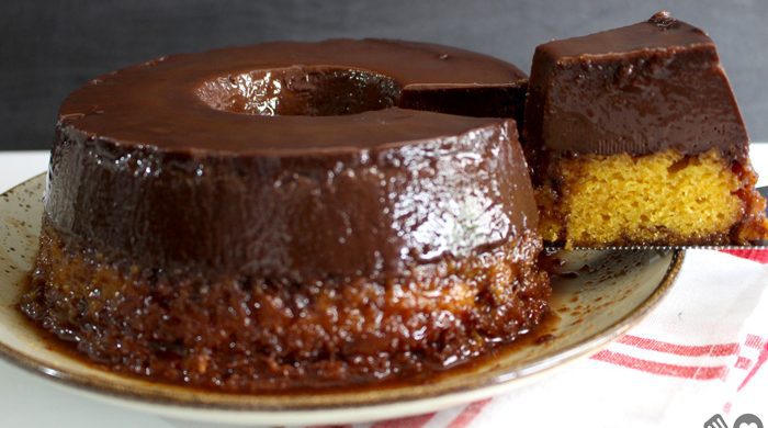 Bolo de cenoura com pudim de chocolate
