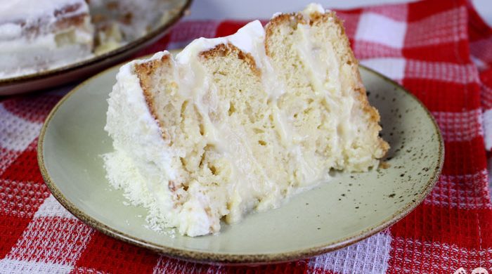 Bolo de coco com abacaxi