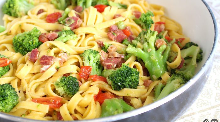 Macarrão com bacon e brócolis