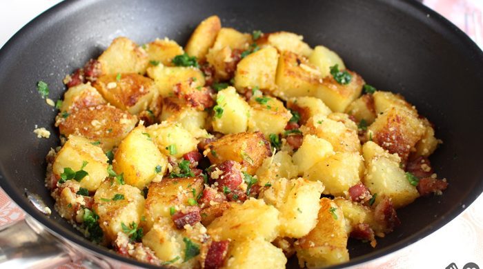 Batata com alho e bacon na frigideira