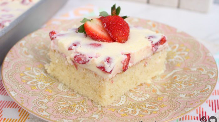 Bolo de leite em pó com morangos