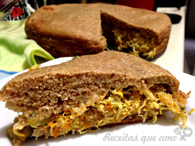 Torta integral com recheio de frango