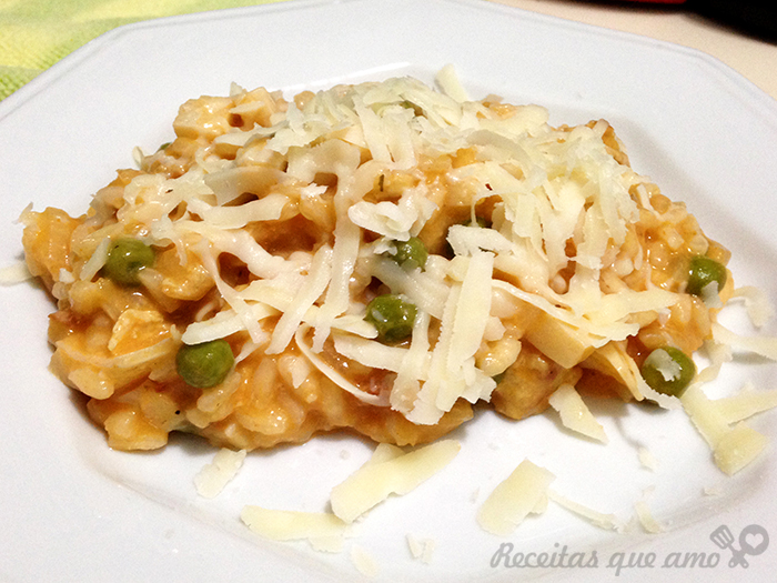 Risoto de frango, palmito e ervilhas