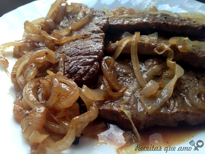 Como fazer bife acebolado Como fazer bife acebolado