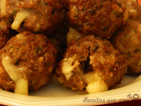 Bolinho de carne com queijo