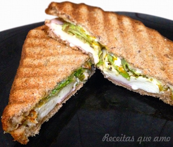 Sanduíche de queijo branco