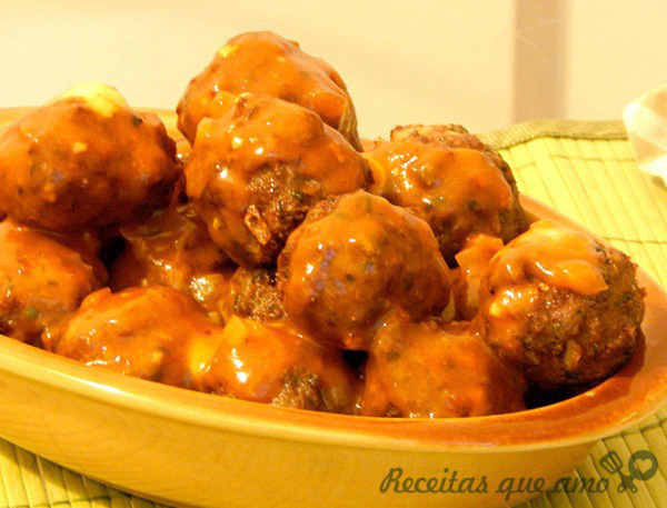 Bolinho de carne com queijo