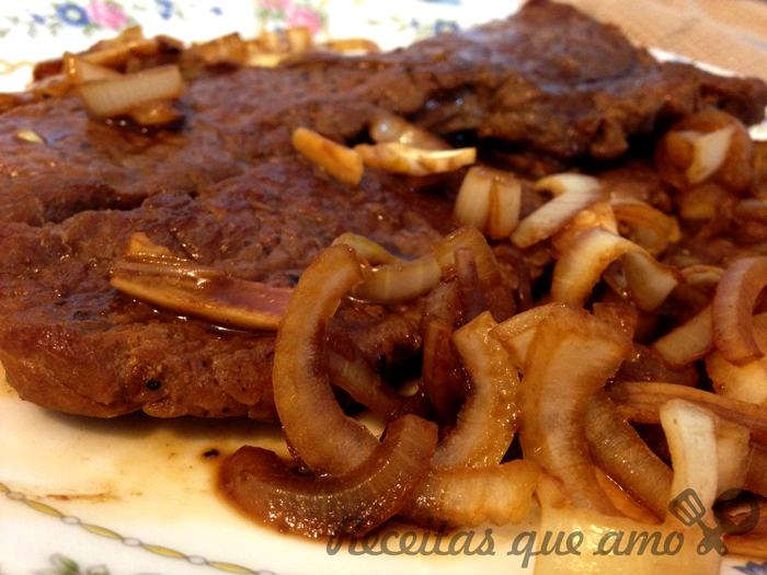 Bife acebolado com shoyu