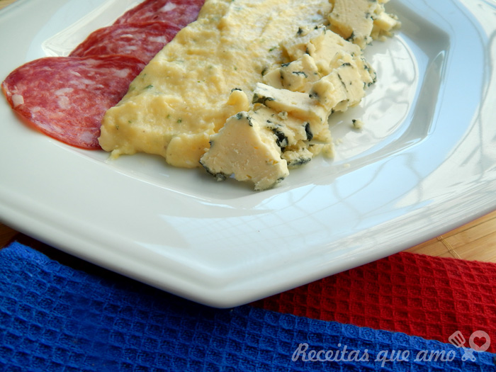 Polenta mole com gorgonzola