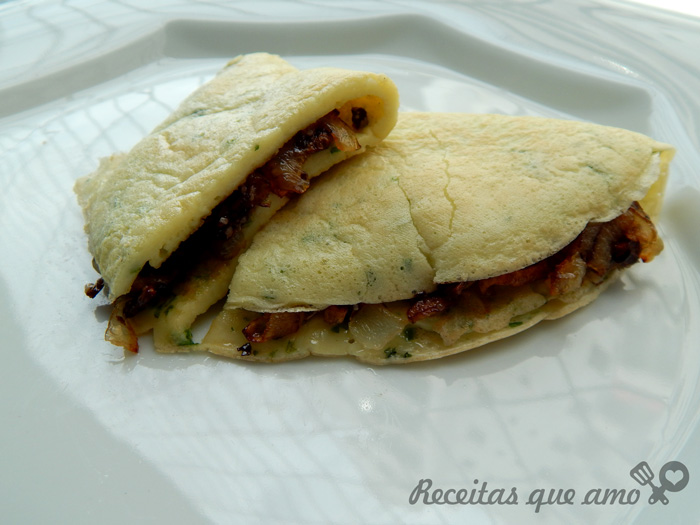 Crepioca com cebola caramelizada e orégano