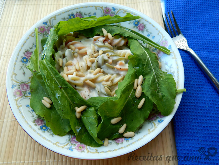 Fusilli com pinoli e rúcula