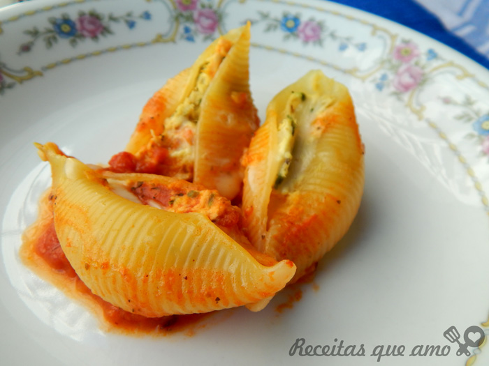 Conchiglione de frango com creamcheese