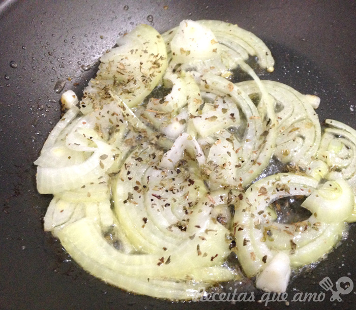 Crepioca com cebola caramelizada e orégano