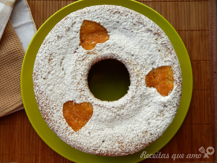 Bolo de farinha de milho com goiabada