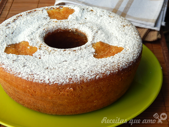 Bolo de farinha de milho com goiabada