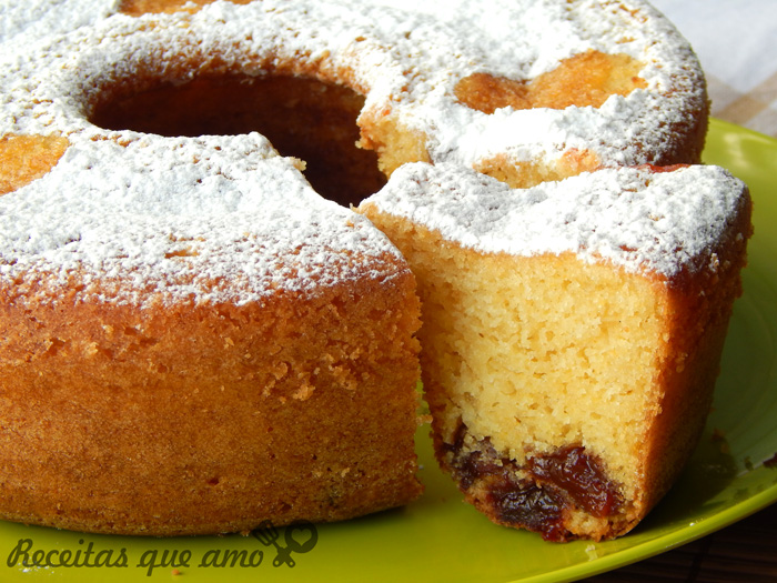 Bolo de farinha de milho com goiabada