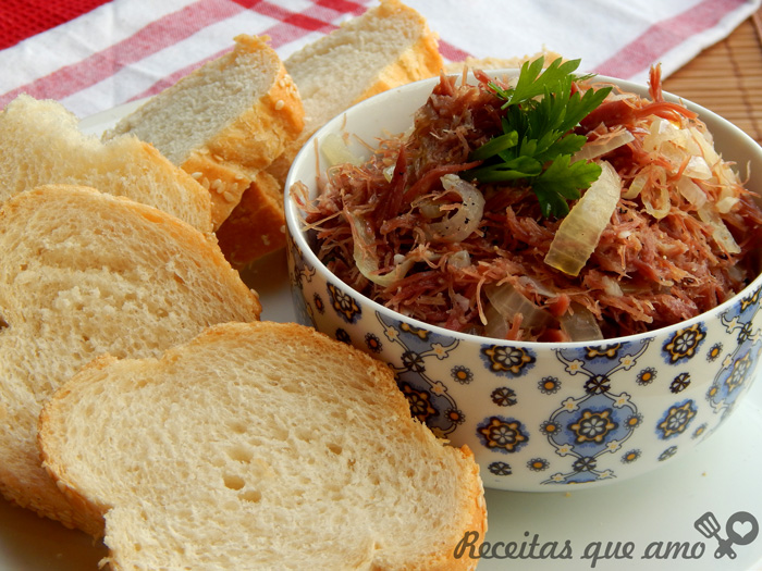 Carne seca acebolada