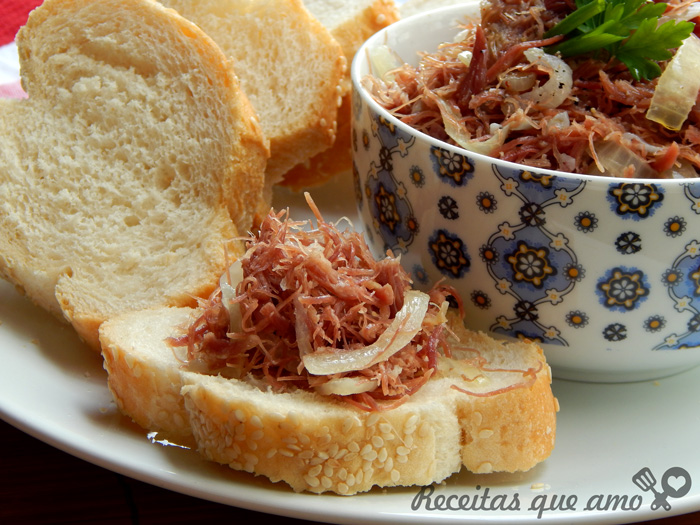 Carne seca acebolada