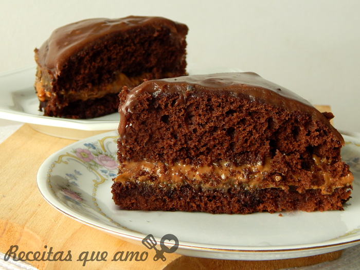 Bolo de chocolate com doce de leite Bolo de chocolate com doce de leite e brigadeiro