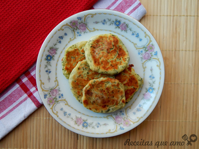 Mini panqueca de batata com queijo