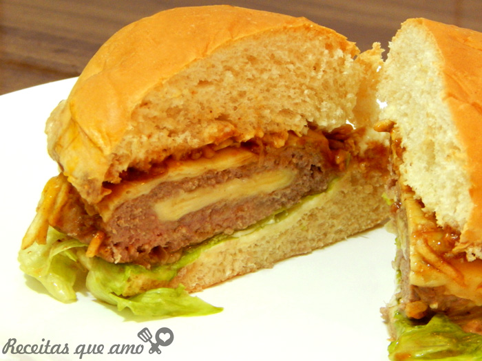 Hambúrguer caseiro recheado