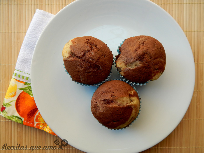 Bolo mesclado com gotas de chocolate