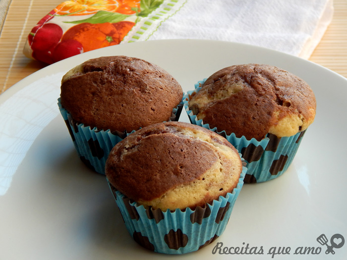 Bolo mesclado com gotas de chocolate