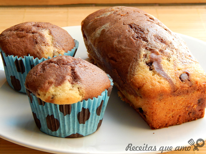 Bolo mesclado com gotas de chocolate