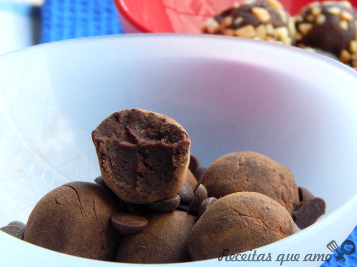 brigadeiro de chocolate com leite em pó Brigadeiro de chocolate feito com leite em pó
