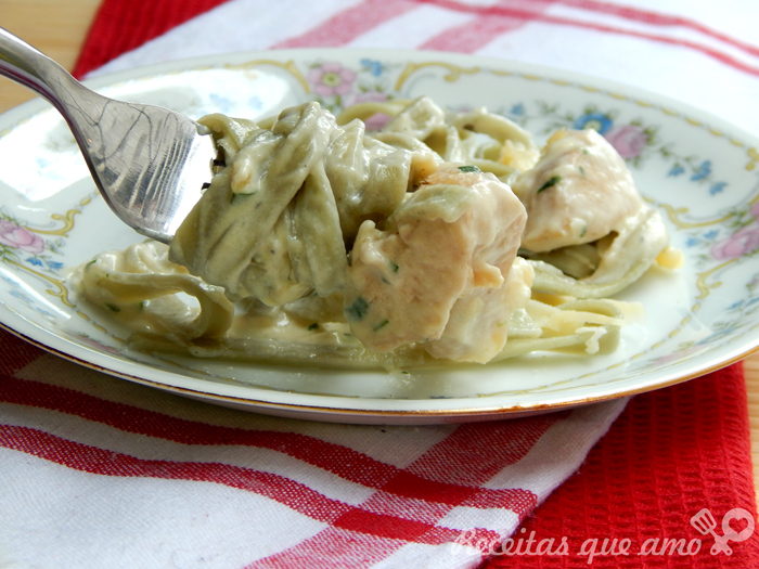 Massa ao molho alfredo com frango