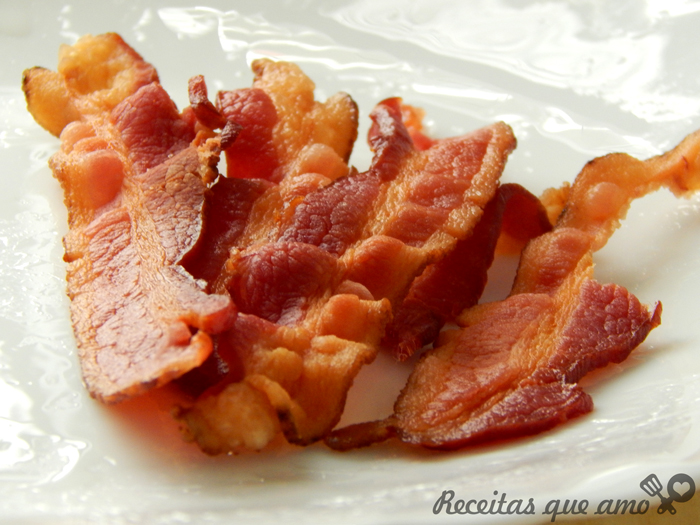 Bacon frito no microondas