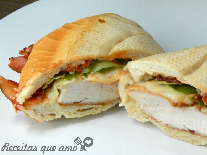 Sanduíche de frango com bacon