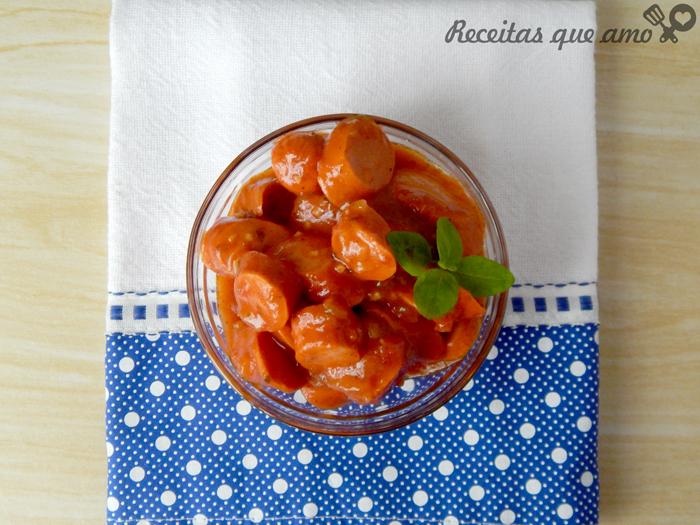 Salsicha com molho de tomate Salsicha com molho de tomate