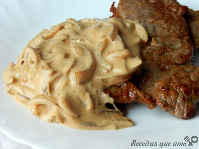 Bife com molho cremoso de cebola