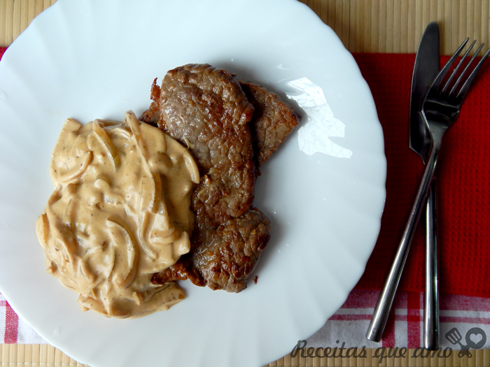 Bife com molho cremoso de cebola Bife com molho cremoso de cebola
