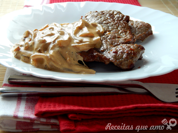 Bife com molho cremoso de cebola Bife com molho cremoso de cebola